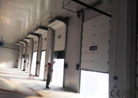 銀川工業(yè)提升門廠家，為客戶提供專業(yè)的售前售后服務！【廣州奇翔】
